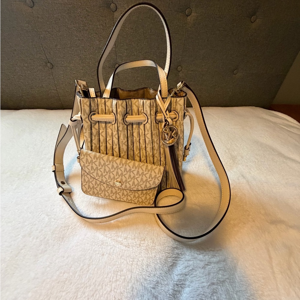 MICHAEL Michael Kors Willa pleated tote Bag with wallet - Picture 2 of 14